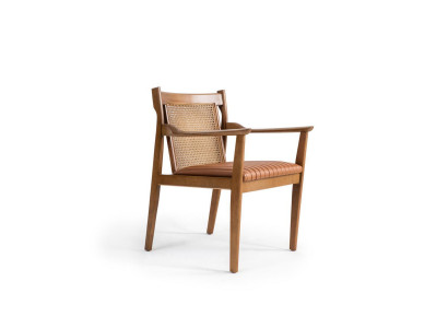 Moderne houten armleuningstoel met lederen bekleding voor nieuw meubilair.