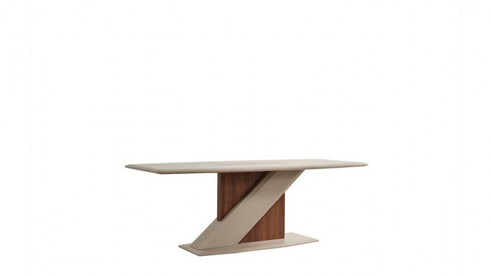 Stijlvolle comfortabele eettafel in de eetkamer in beige kleur van kwaliteitshout.