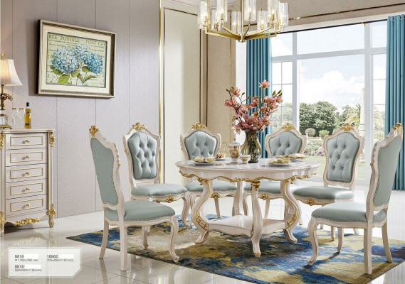 Lichtblauwe klassieke eetkamer sfeer, ronde houten tafel met x6 Chesterfield eetkamerstoelen.