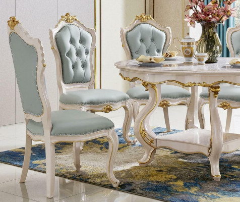 Lichtblauwe klassieke eetkamer sfeer, ronde houten tafel met x6 Chesterfield eetkamerstoelen.