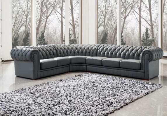 Klassieke Chesterfield gestoffeerde hoekbank in lederen decor.