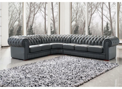 Klassieke Chesterfield gestoffeerde hoekbank in lederen decor.