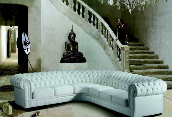 Klassieke Chesterfield gestoffeerde hoekbank in lederen decor.