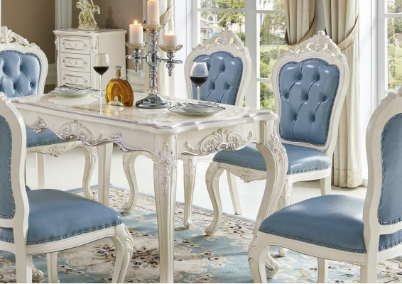 Klassieke wit-blauwe eetkamermeubelen. Ontwerper eettafel met Chesterfield leren stoelen.