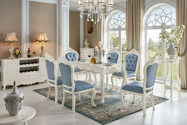 Klassieke wit-blauwe eetkamermeubelen. Ontwerper eettafel met Chesterfield leren stoelen.