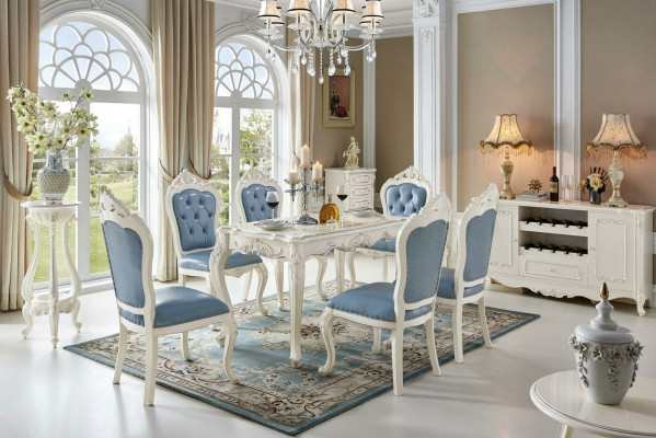 Klassieke wit-blauwe eetkamermeubelen. Ontwerper eettafel met Chesterfield leren stoelen.