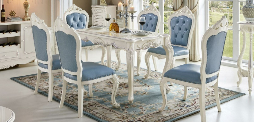 Klassieke wit-blauwe eetkamermeubelen. Ontwerper eettafel met Chesterfield leren stoelen.