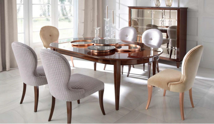 Moderne eettafel van hout met stoelen voor de eetkamer