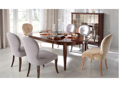 Moderne eettafel van hout met stoelen voor de eetkamer