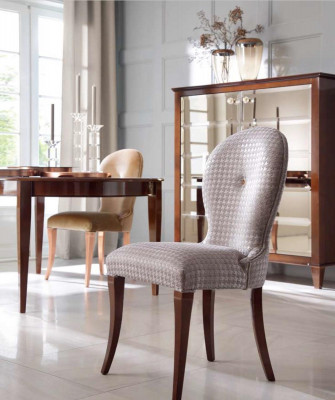Moderne eettafel van hout met stoelen voor de eetkamer