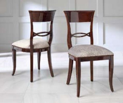 Elegante eettafel met stoelen in donkerbruine kleur met glanzend oppervlak