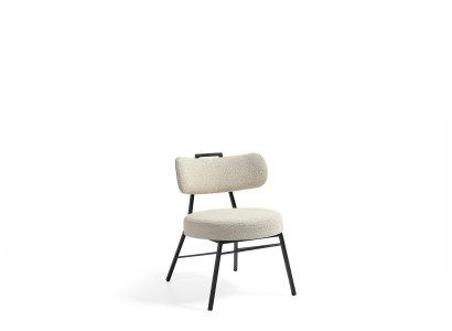 Luxe designstoel van hout met zachte bekleding voor de eetkamer.