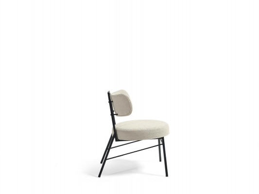 Luxe designstoel van hout met zachte bekleding voor de eetkamer.