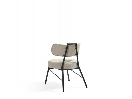 Luxe designstoel van hout met zachte bekleding voor de eetkamer.
