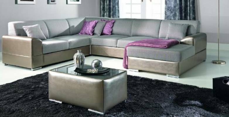 Luxe U-vormige gestoffeerde bank in elegante eigentijdse stijl met verfijnde details.