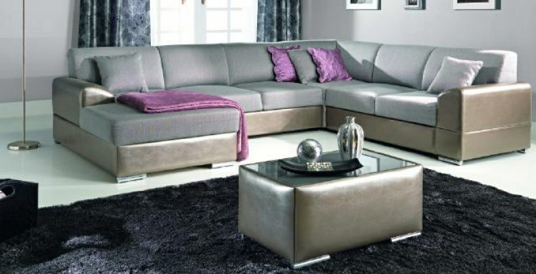 Luxe U-vormige gestoffeerde bank in elegante eigentijdse stijl met verfijnde details.