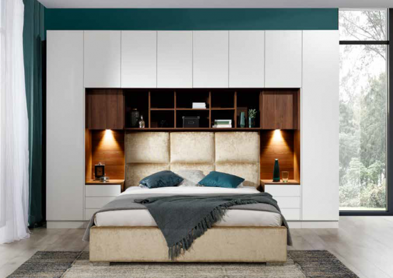 Slaapkamerinrichting met comfortabele bedden en elegante kasten.