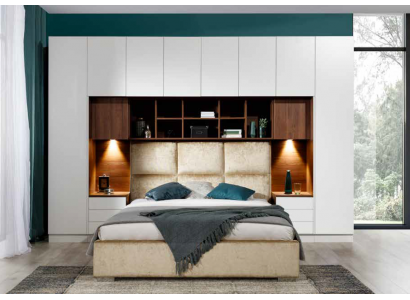 Slaapkamerinrichting met comfortabele bedden en elegante kasten.
