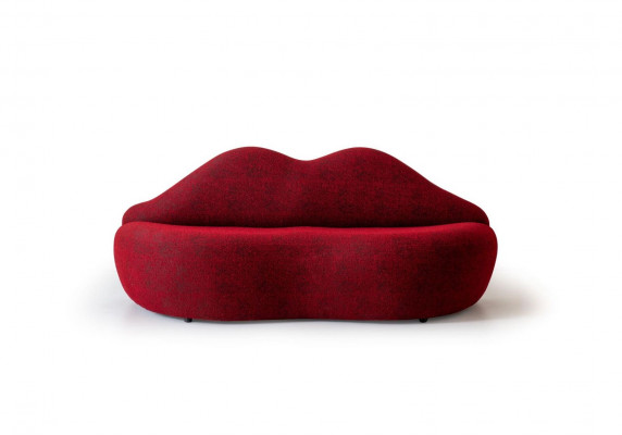 Ontwerper 3-zitsbank rood van kleur in de vorm van lippen, stijlvolle zitkussens.