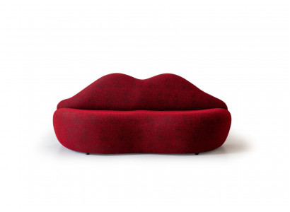 Ontwerper 3-zitsbank rood van kleur in de vorm van lippen, stijlvolle zitkussens.