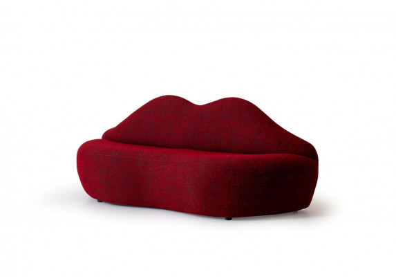 Ontwerper 3-zitsbank rood van kleur in de vorm van lippen, stijlvolle zitkussens.