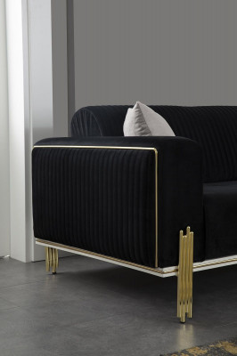 Moderne zwarte driezitsbank met roestvrijstalen bekleding, bankontwerp.