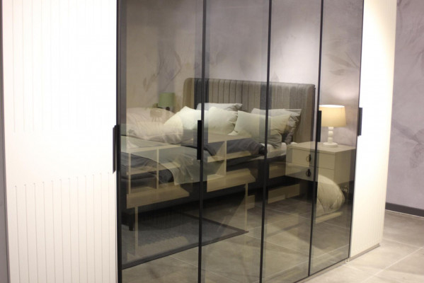 Nieuwe en moderne slaapkamer Hoge kwaliteit kledingkast met elegant design