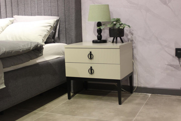 Moderne bed + bank + 2x nachtkastjes tegelijkertijd functioneel en comfortabel.