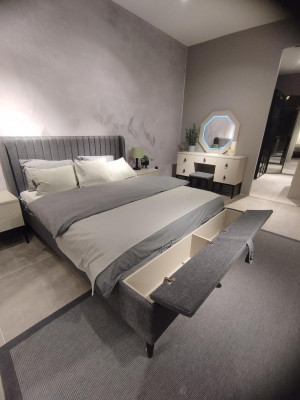 Moderne bed + bank + 2x nachtkastjes tegelijkertijd functioneel en comfortabel.