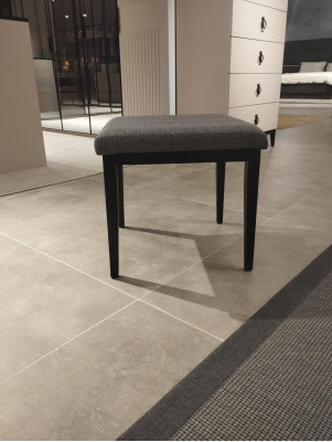 Comfortabel en stijlvol: moderne poefjes voor slaapkamers van textiel, nieuw.
