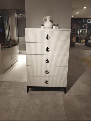 Elegante ladekast Perfecte aanvulling op uw slaapkamerinterieur Nieuw