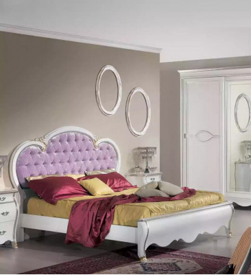 Klassieke slaapkamerset: bedframe, 2 nachtkastjes, commode meubels.