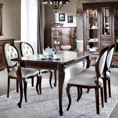 9-delige eetkamerset: tafel, dressoir, spiegel, vitrinekast.