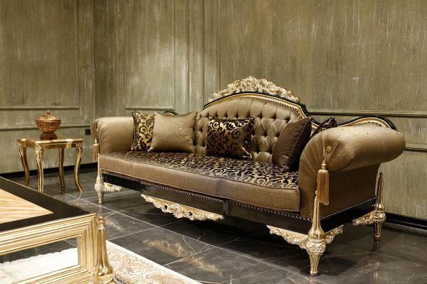 Bruine Chesterfield woonkamerbanken van 3 zits, textiel fauteuil, salontafel.