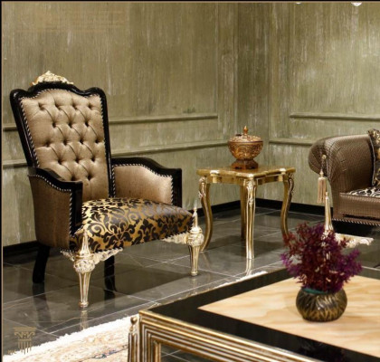 Bruine Chesterfield woonkamerbanken van 3 zits, textiel fauteuil, salontafel.