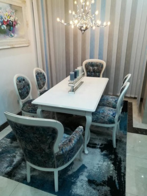 Stijlvol dineren. Klassieke grijs-blauwe eetkamerstoelen in een handige set van 4.