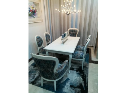 Stijlvol dineren. Klassieke grijs-blauwe eetkamerstoelen in een handige set van 4.