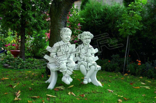 Jongen jongen zittende figuur standbeeld beeldhouwwerken sculptuur standbeelden tuin