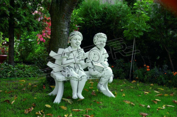 Jong zittend figuur standbeeld figuren sculptuur decoratieve beelden tuin