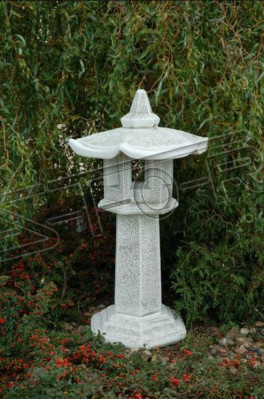 Staande zuilen huislampen van gegoten steenfiguren in de tuin.