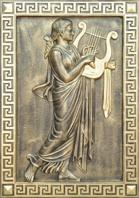 Muziek wandreliëf in antieke stijl, reliëf aan de muur, antiek handgeschilderd godenbeeld, nieuw.
