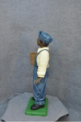Donkerhuidige jongen beeldhouwkunst figuur sculpturen standbeeld stijl jaren 1920