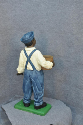 Donkerhuidige jongen beeldhouwkunst figuur sculpturen standbeeld stijl jaren 1920