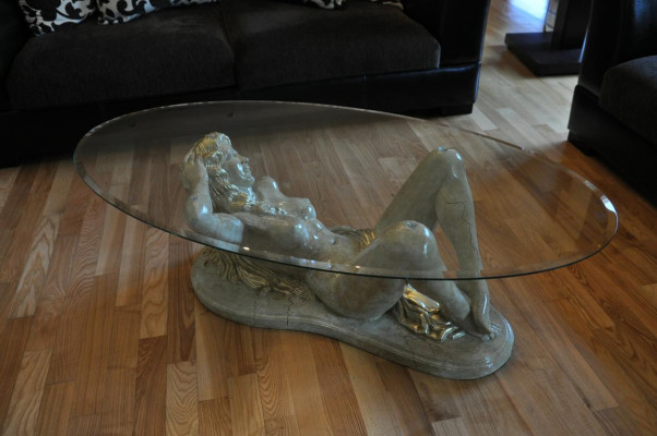 Erotische glazen tafel sculptuur figuur salontafel tafel bank bestel tafels standbeeld