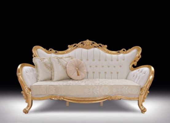 Een luxueuze en ontspannende bank in klassieke stijl met gouden patronen.