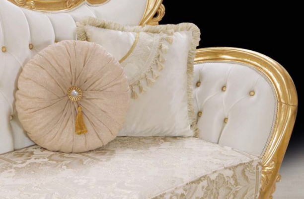Een luxueuze en ontspannende bank in klassieke stijl met gouden patronen.