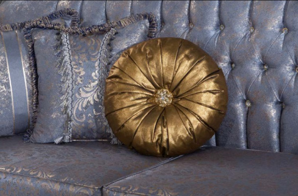 Veeleisende klassieke bank in Chesterfield-design voor de woonkamer met gouden kussens.