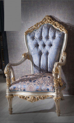 Luxe fauteuil in klassieke stijl voor de woonkamer met gouden decoratieve patronen.