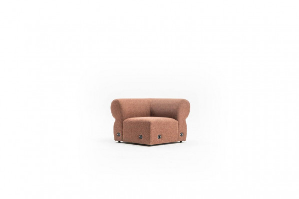Bruine driepersoons luxe woonkamerbank met modern design.