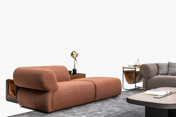 Bruine driepersoons luxe woonkamerbank met modern design.